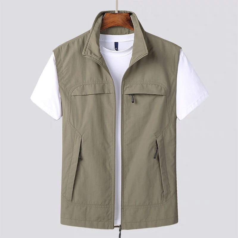 Chaleco utilitario impermeable ligero de color caqui con múltiples bolsillos, con varios bolsillos con cremallera y bolsillos abiertos, diseñado para un uso práctico.