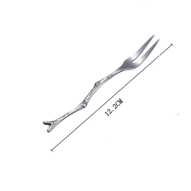 Fourchette argentée au manche inspiré d’une branche d’arbre, avec deux dents mesurant 12,2 cm de longueur, provenant de l’ensemble d’ustensiles de dessert en acier inoxydable à branches.