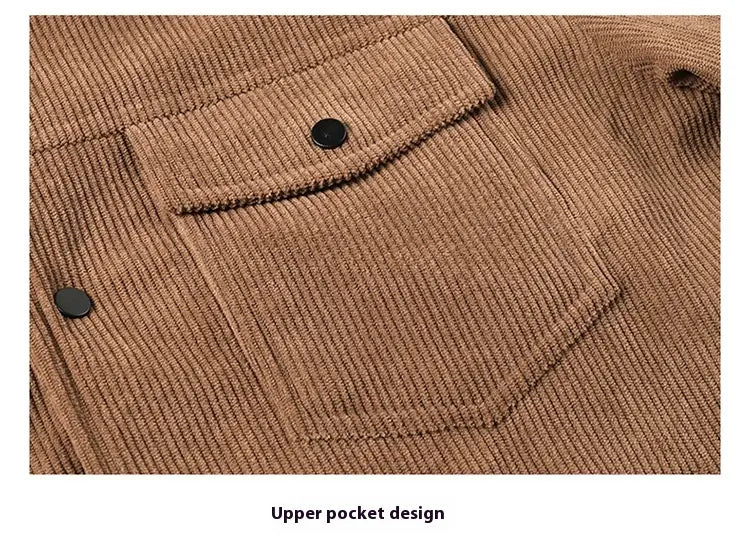 Herren-Cordjacke in Braun mit gerippter, strukturierter Stoffoberfläche und schwarzem Knopfverschluss an der oberen Tasche.