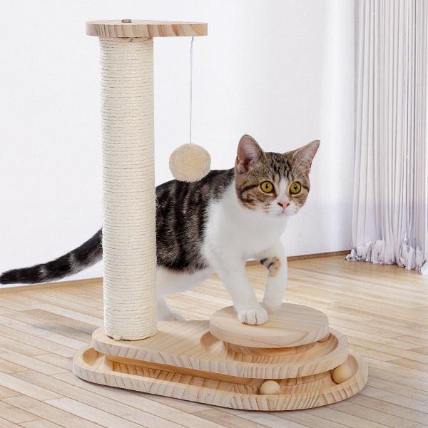 Un griffoir pour chat en bois clair, avec un enroulement en sisal beige texturé et des plateformes circulaires, conçu pour jouer et faire de l’exercice.