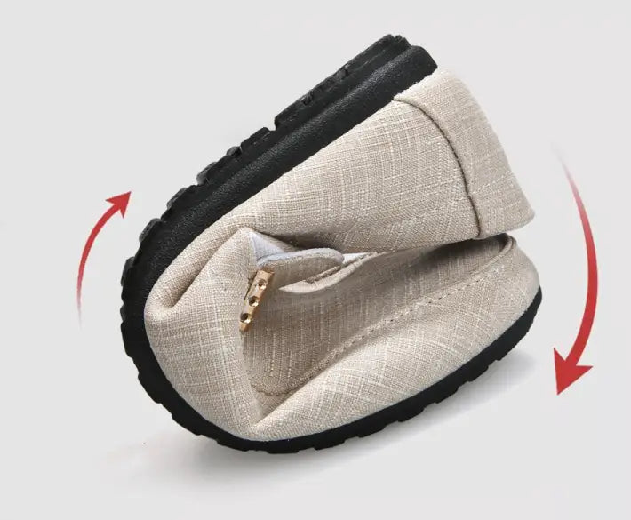 Mocassin à enfiler beige en toile pour homme, avec semelle intérieure en caoutchouc noir et détail de fermeture éclair ton or, issu de la collection de mocassins à enfiler en toile avec détail de boucle.