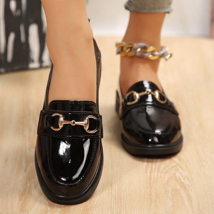Schwarze Lackleder-Damen-Lederloafer mit goldfarbenem Pferdebit-Detailing und klobigen Absatzschuhen