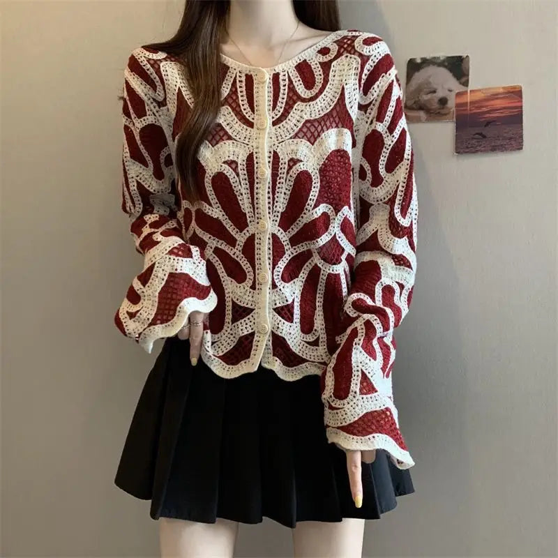 Ein bordeauxrotes und cremefarbenes Häkel-Cardigan-Oberteil mit aufwendigen floralen Mustern und ausgestellten Ärmeln, entworfen als lockeres Pulloveroberteil.