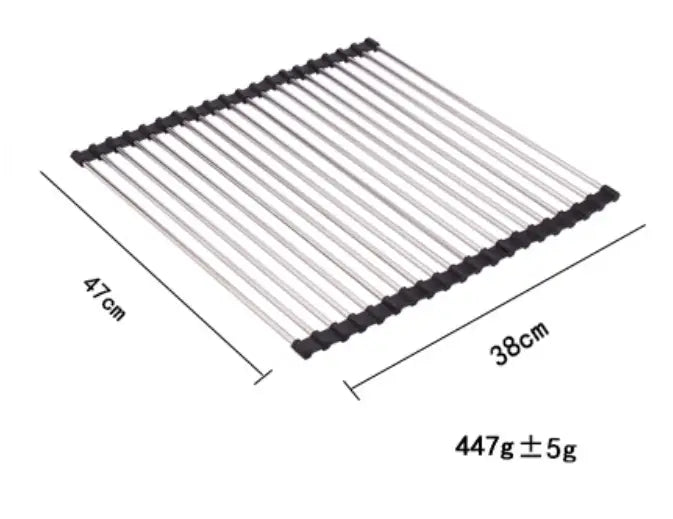 Silberne Edelstahl-Abtropfmatte für das Spülbecken mit schwarzen Kunststoff-Endkappen, 47 cm mal 38 cm, 447 g schwer.