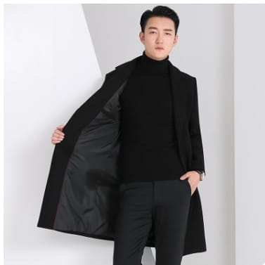 Manteau long coréen en laine noire à coupe ajustée, avec col structuré et doublure intérieure, présenté depuis l’arrière.
