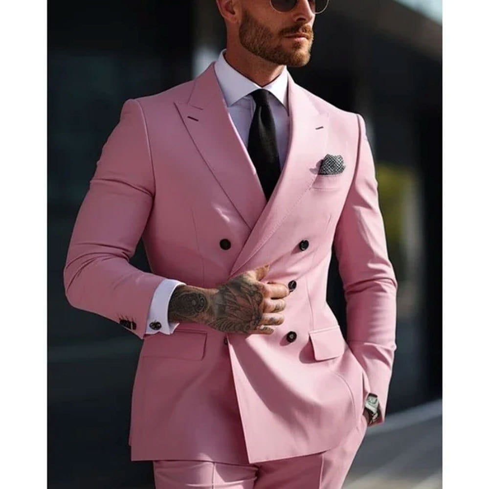 Elegante traje cruzado doble de corte entallado para hombre en color rosa, con botones negros y un pañuelo de bolsillo a juego.