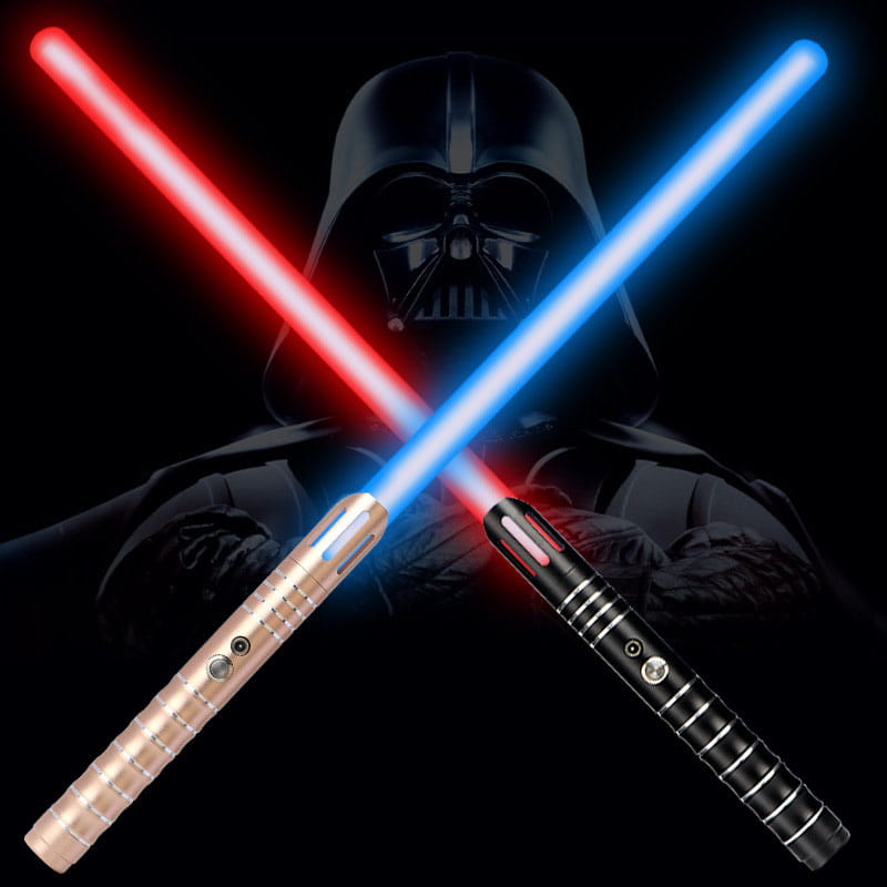 Deux sabres laser métalliques rgb illuminés, sabre laser jouet 2-en-1, avec lames rouges et bleues lumineuses, poignées métalliques et prise texturée.