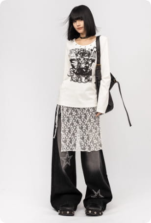 Jean à jambes larges noir et blanc à motifs d’étoiles, avec panneaux superposés en dentelle transparente conçus pour une tenue décontractée élégante
