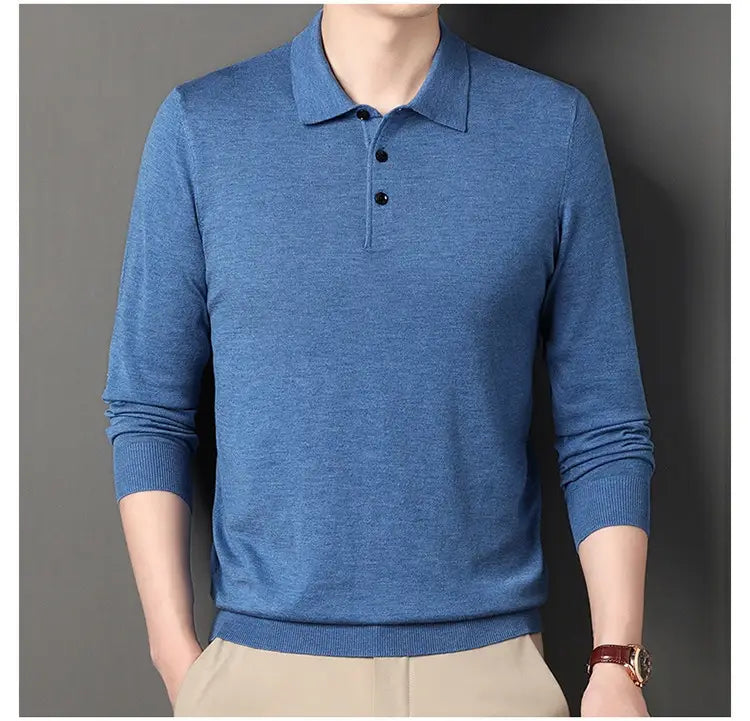 Herren-Wollstrick-Poloshirt mit langen Ärmeln aus blau strukturierter Stoffoberfläche mit schwarzen Knöpfen und gerippten Bündchen.
