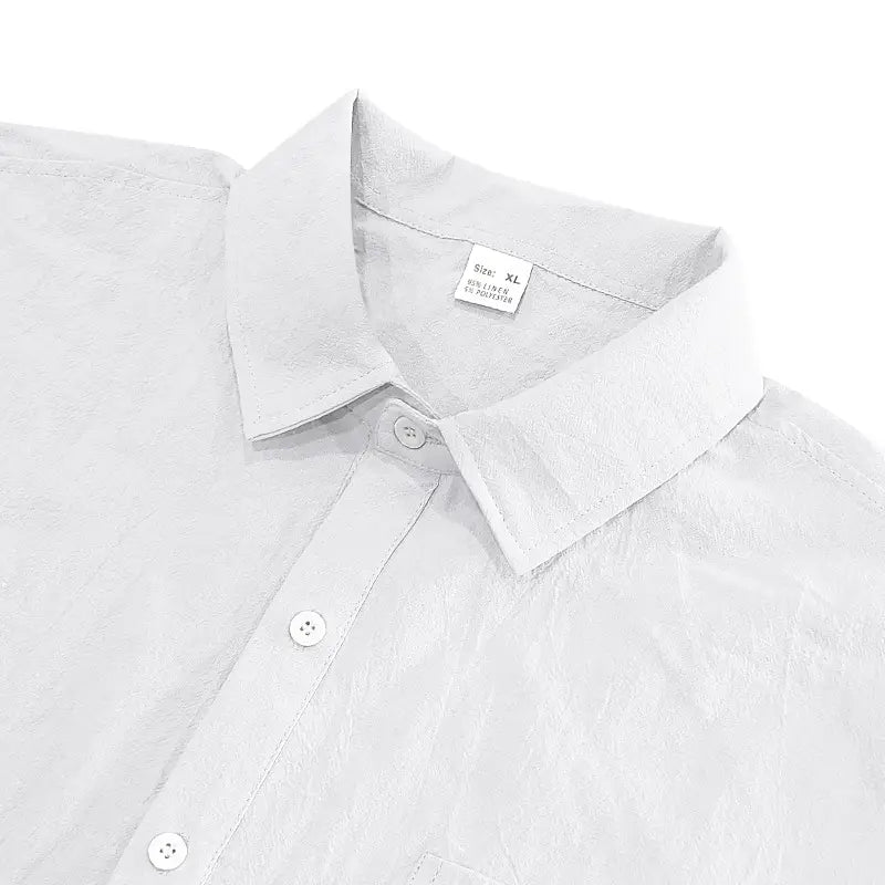 Hellgraues Leinenhemd mit kurzen Ärmeln im Button-down-Stil für Herren, mit Kragen in klarer Form und weißen Knöpfen, entworfen für den Freizeitgebrauch.