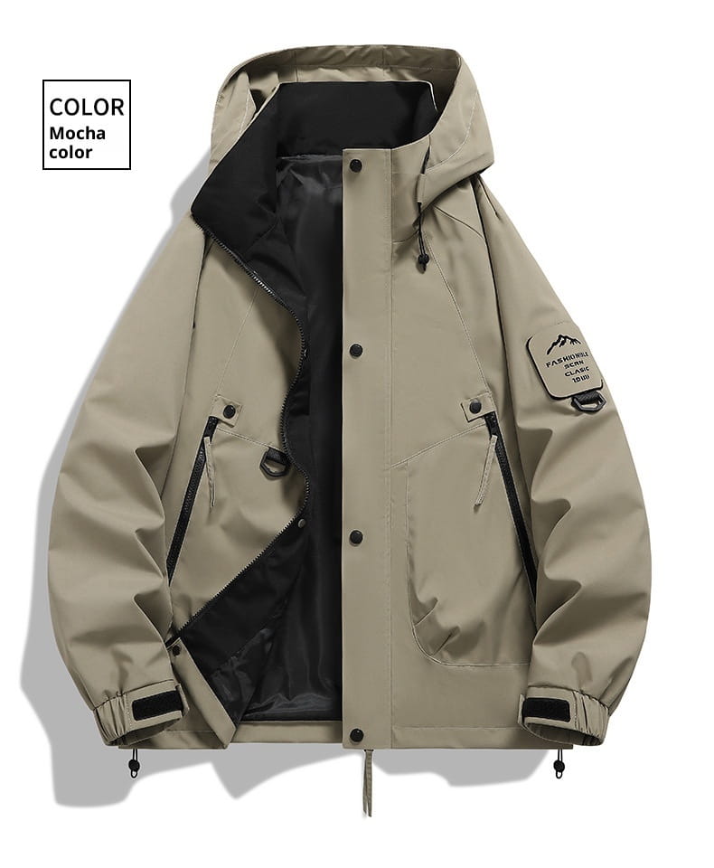 veste utilitaire à capuche moderne imperméable et coupe-vent pour homme, couleur moka, avec doublure intérieure noire et un écusson sur la manche gauche.