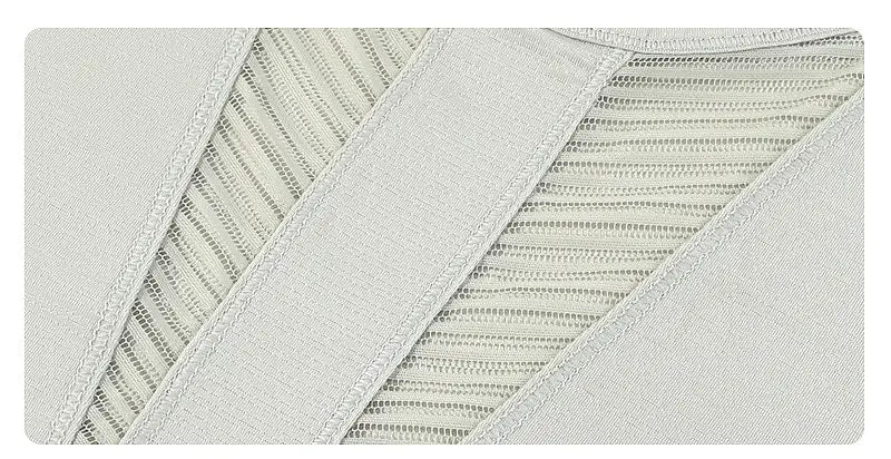 Hellgraues Damen-T-Shirt mit kurzem Ärmeln, schnell trocknend, aus Mesh-Gewebe, Yoga-Top mit strukturiertem gewebtem Stoff und diagonalen Steppdetails.