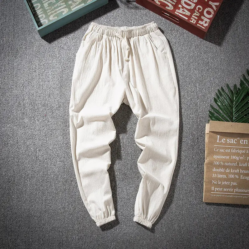 Herren-Slim-Fit-Jogginghosen aus cremefarbener Baumwolle-Leinen mit lockerer Passform, elastischem Bund und Kordelverschluss.