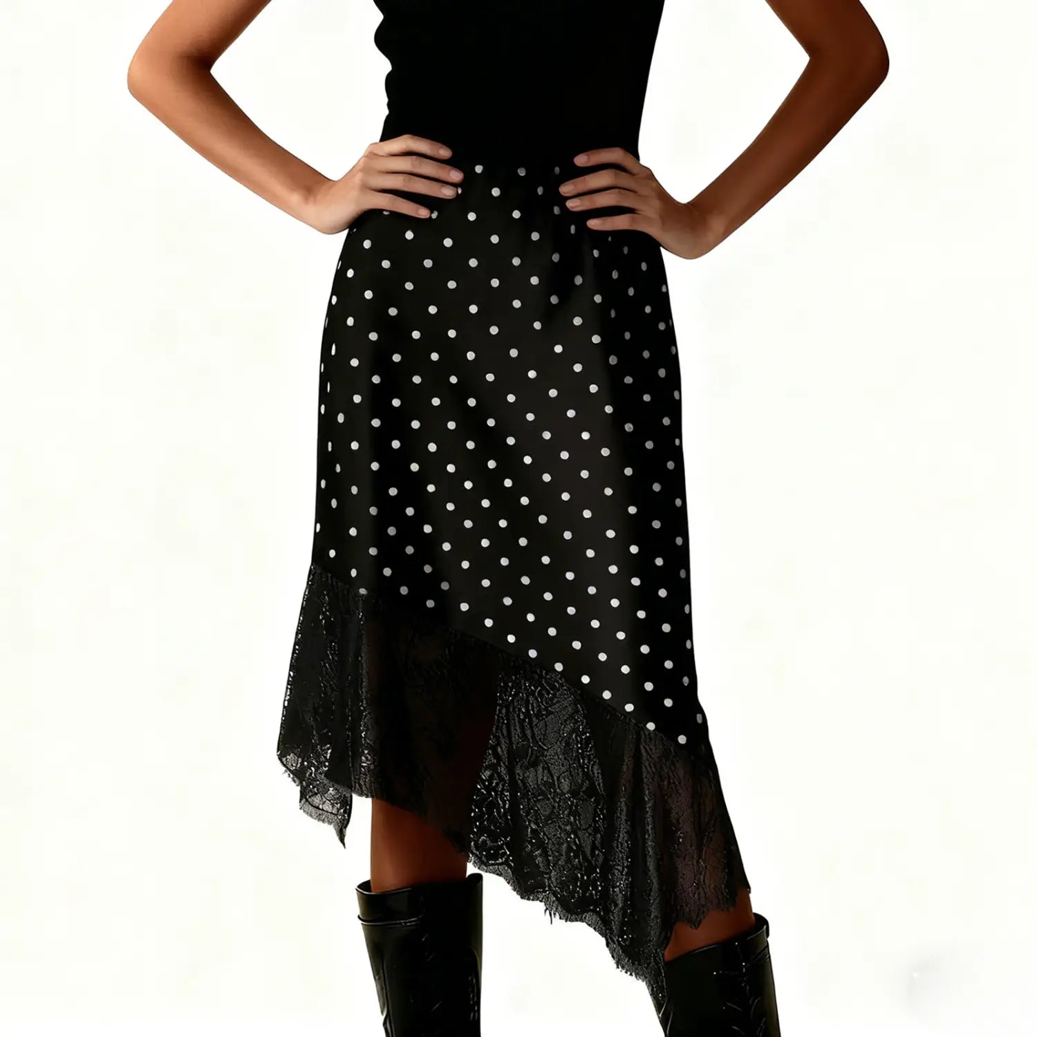 Schwarzer Spitzen-Satin-Midirock in Schwarz mit weißen Punkten und Spitzen-Saumdetails.