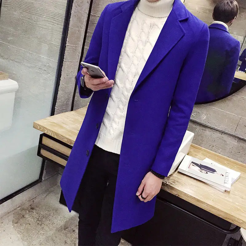 Leuchtend königsblauer Woll-Übermantel für Herren mit Revers und vorderem Knopfverschluss, ausgeführt als Trenchcoat im Slim-Fit-Stil für Herren.