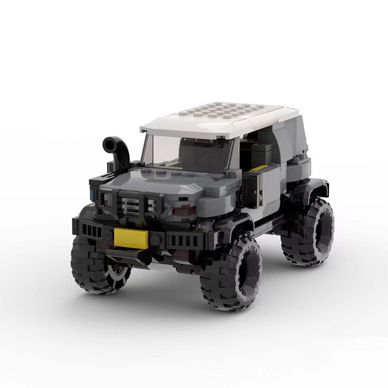 Véhicule tout-terrain en LEGO gris et noir de type Mercedes G63, avec toit blanc, pare-chocs avant jaune et pneus robustes, conçu pour la course tout-terrain.