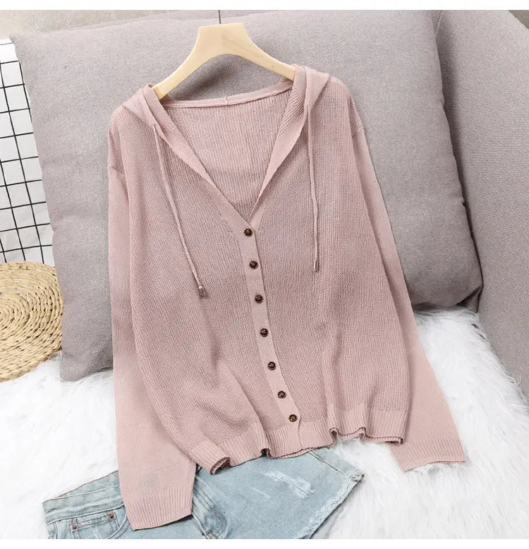 Ein weichrosa geripptes Strick-Jackett-Hoodie-Cardigan mit V-Ausschnitt und Knopfverschluss.
