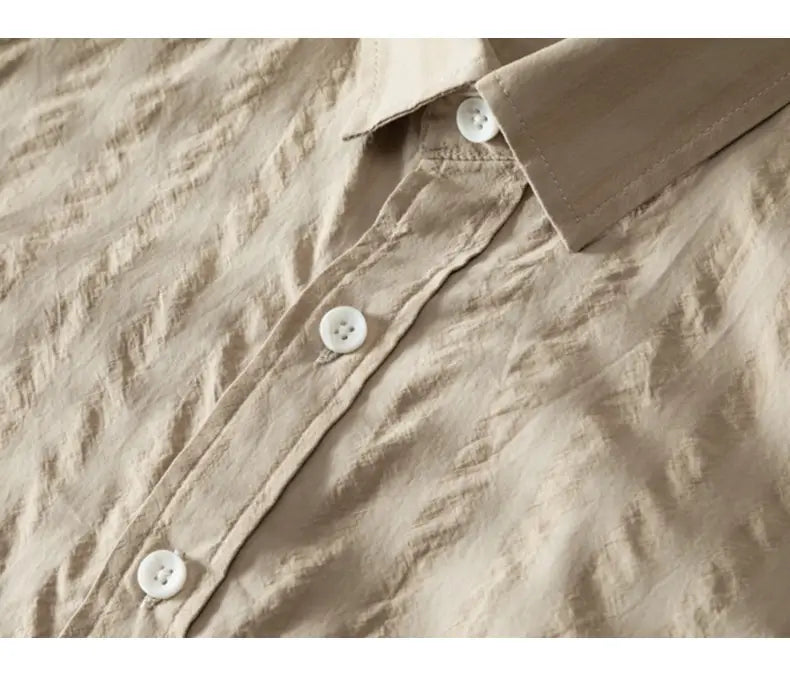 Beige Leinenhemd mit weißen Knöpfen im Design eines gestreiften kurzärmligen Casual-Shirts.