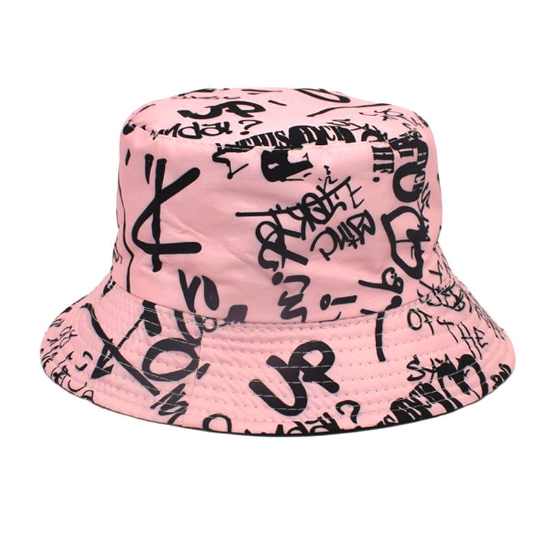 Chapeau bob rose présentant un lettrage et des symboles noirs style graffiti, conçu comme un chapeau de voyage respirant avec protection solaire.