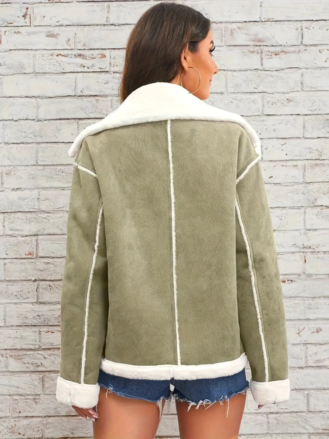 Veste bombardier en peau lainée moelleuse vert olive, avec doublure et bordures en polaire blanche, conçue pour un vêtement d'hiver décontracté et chaud