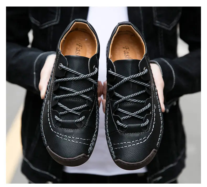 Herren-Schwarze Lederschuhe im britischen Casual-Stil mit Schnürung mit grauen geflochtenen Schnürsenkeln und weißen Ziernaht-Details.