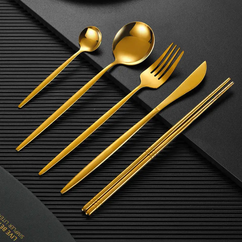 Goldenes Besteckset aus Edelstahl mit Löffel, Gabel, Messer und Essstäbchen, mit elegantem modernem Design in einem fünfteiligen Besteckset aus Edelstahl mit Essstäbchen.