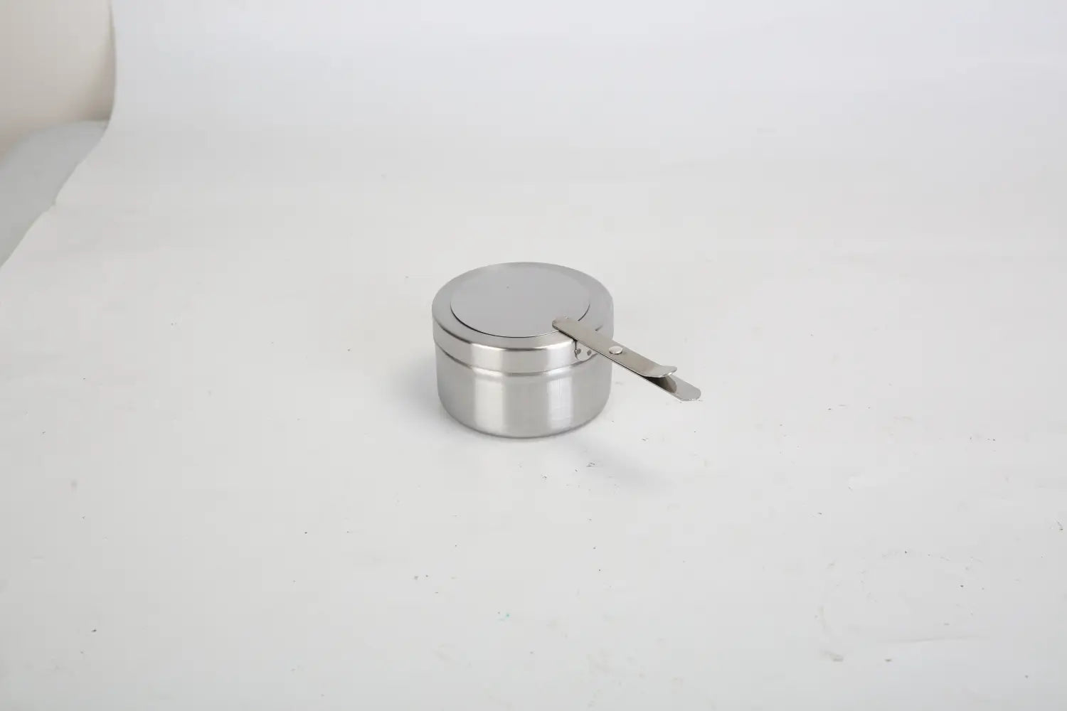 Shiny silver stainless steel cylindrical chafing dish container with hinged lid and metal clasp from 4pcs round chafing dish buffet set 4.76qt stainless steel.