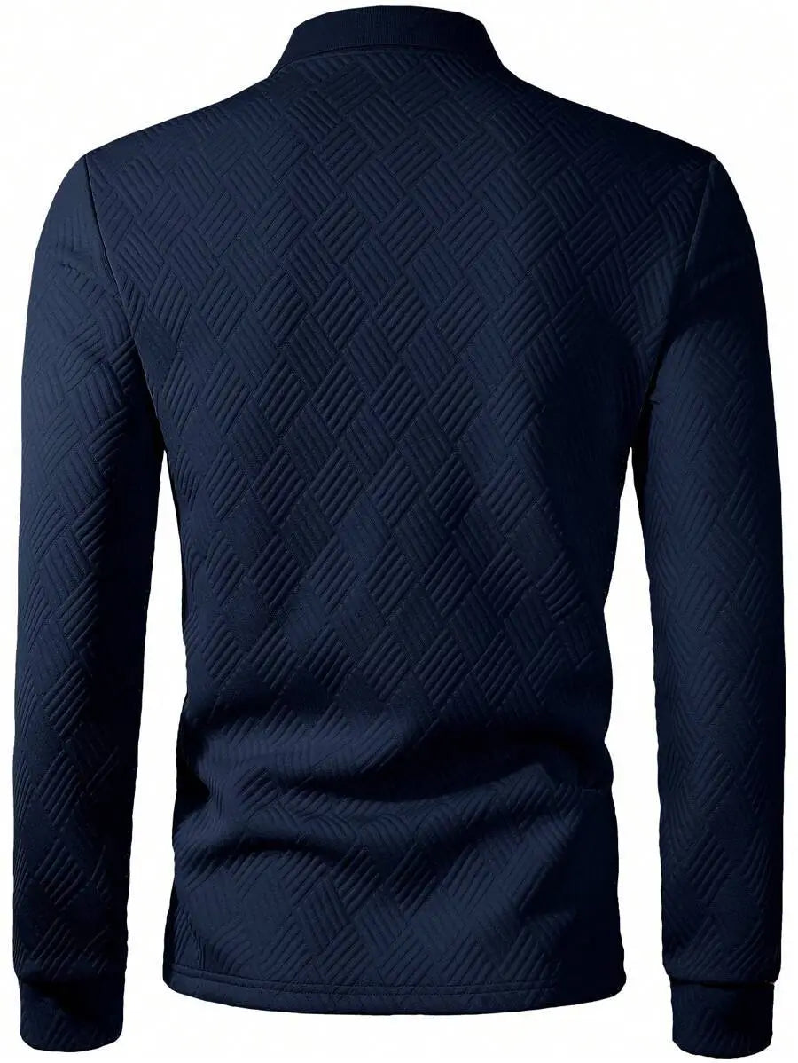 Dunkelnavyblaues Herren-Poloshirt mit langen Ärmeln und Fischgrätenmuster, mit Rückansicht und dezenter Textur im Diamantmuster.