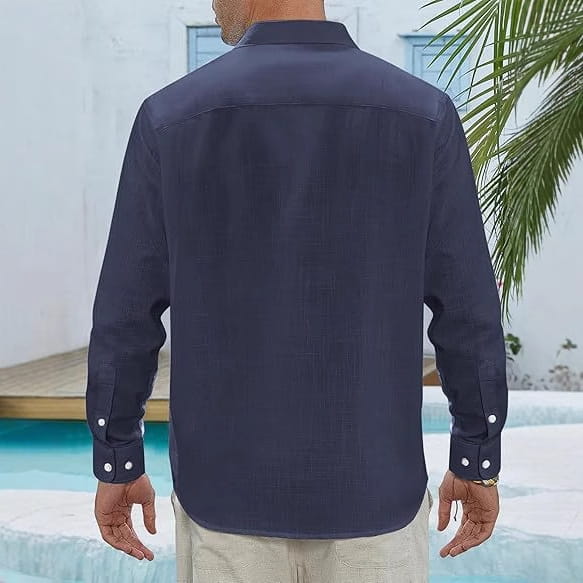 Chemise en lin à manches longues bleu marine présentant une texture subtile, des boutons blancs discrets aux poignets et aux poches avant.