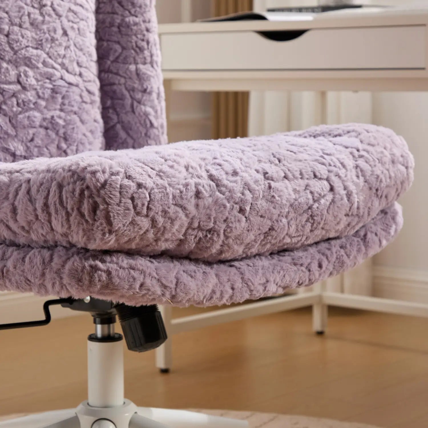Housse de fauteuil lavande moelleuse avec une surface duveteuse texturée sur un fauteuil de bureau en fausse fourrure violette avec une assise de 26,4 pouces de largeur