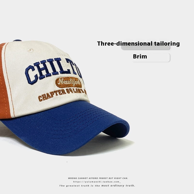 Chapeau de soleil en style vintage, casquette de baseball rétro à empiècements contrastés, avec un panneau avant crème, une visière et des panneaux latéraux bleus, avec lettrage « Chilton » bleu marine brodé au-dessus d’un écusson ovale orange « New York » et d’un texte de chapitre « 94 lane ».