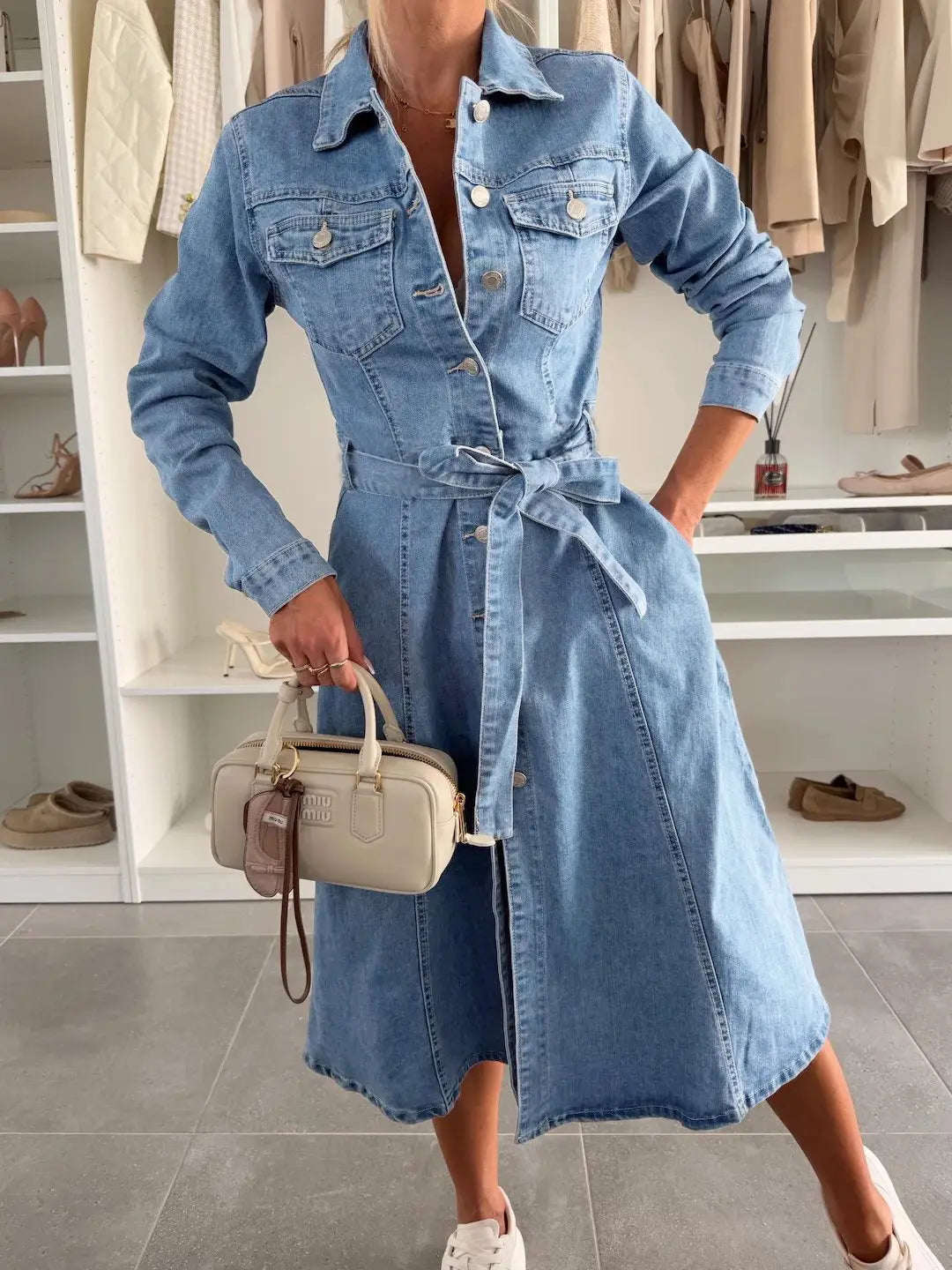 Mittelblaues Jeanshemdkleid im Midi-Look mit Knopfleiste und gegürtelter Taille für einen stilvollen und komfortablen Auftritt.
