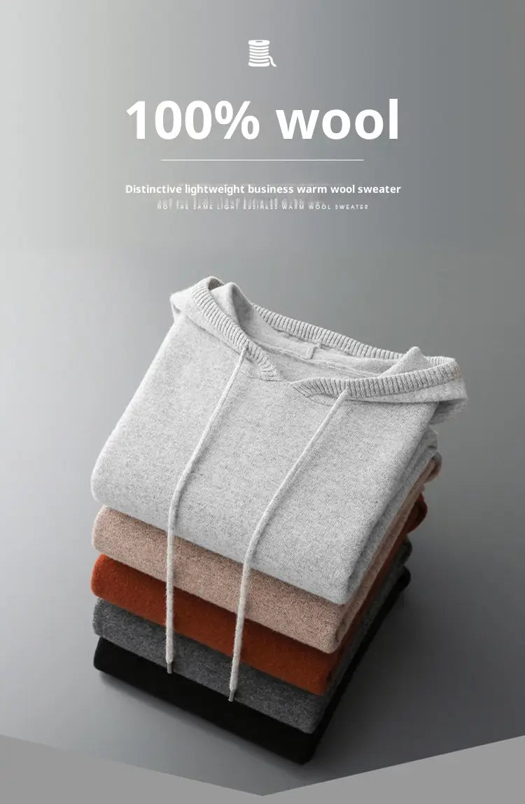 Ein Stapel aus vier ordentlich gefalteten Herren-Strickpullovern mit Kapuze, locker geschnitten, aus 100 % Wolle in Melange-Grau, Terrakotta, Kohle und Schwarz; mit passenden Kordelzügen.