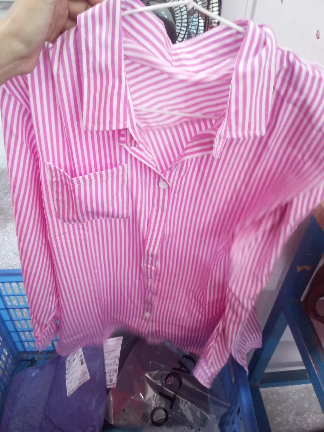 Chemise boutonnée à manches longues à rayures verticales rose et blanche, col et poche poitrine, adaptée comme haut décontracté.