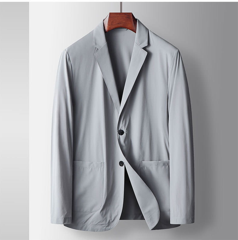 Leichte Herren-Stretch-Anzugjacke gegen Falten in Hellgrau mit eleganter, moderner Gestaltung und zwei schwarzen Knöpfen.