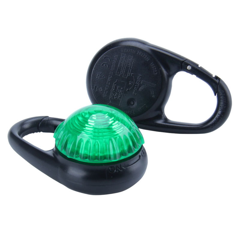Pince de sécurité pour collier de chien à DEL de type mousqueton noir, avec une lentille striée translucide verte.