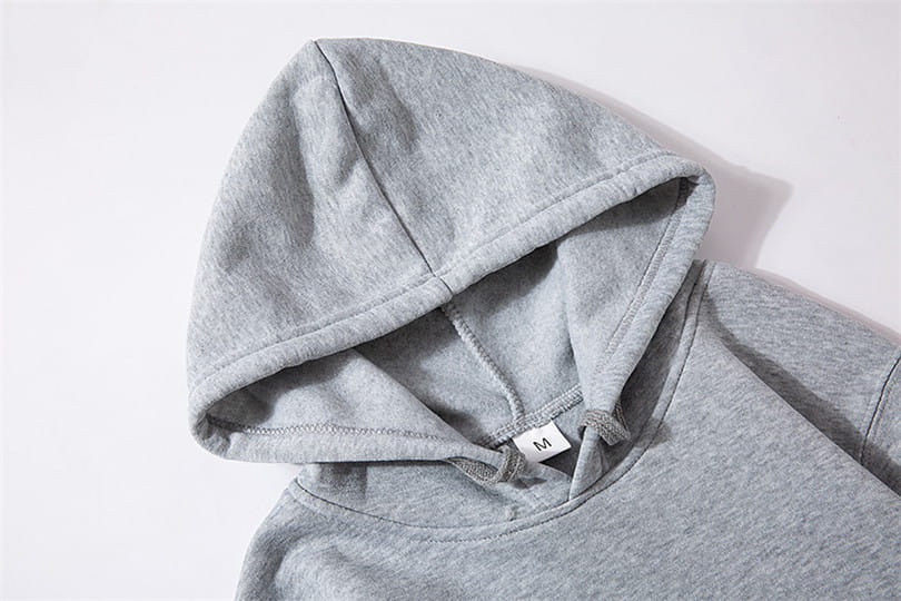 Sweat à capuche de type pullover pour homme avec le visuel croisé « Philippiens 4:13 » dans un tissu chiné gris, doté d’un toucher doux et d’un effet texturé, avec des cordons côtelés.
