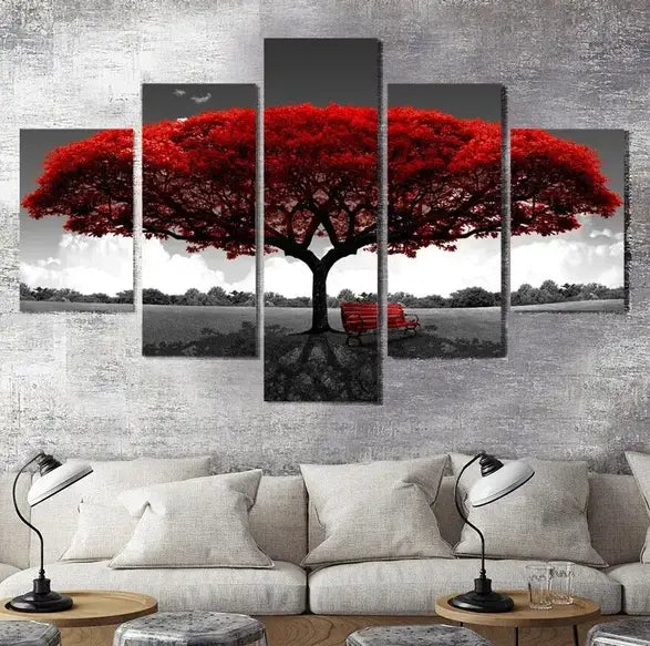 Wandkunst auf Leinwand mit rotem Baum als Fünf-teilige Set, mit einem kräftigen roten Baum und weit ausladender Krone vor einer monochromen Landschaft.