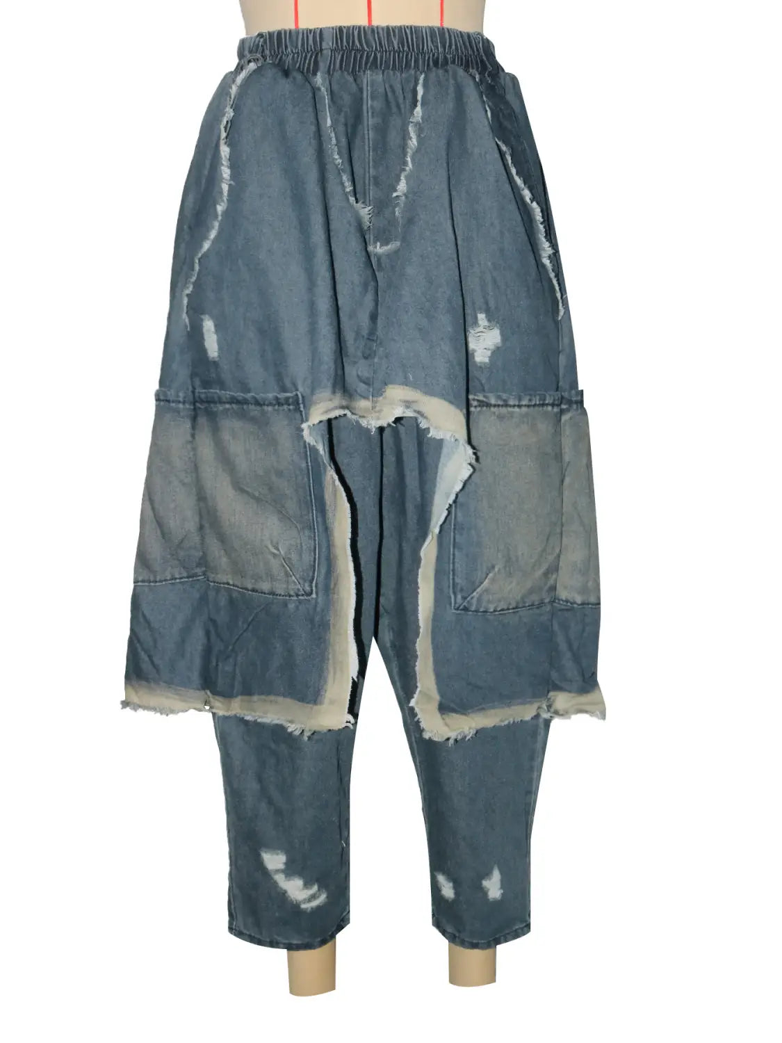 Bestickte Patchwork-Jeans-Haremshosen in gebleichtem Blau mit ausgefransten Kanten und Patchwork-Paneelen.