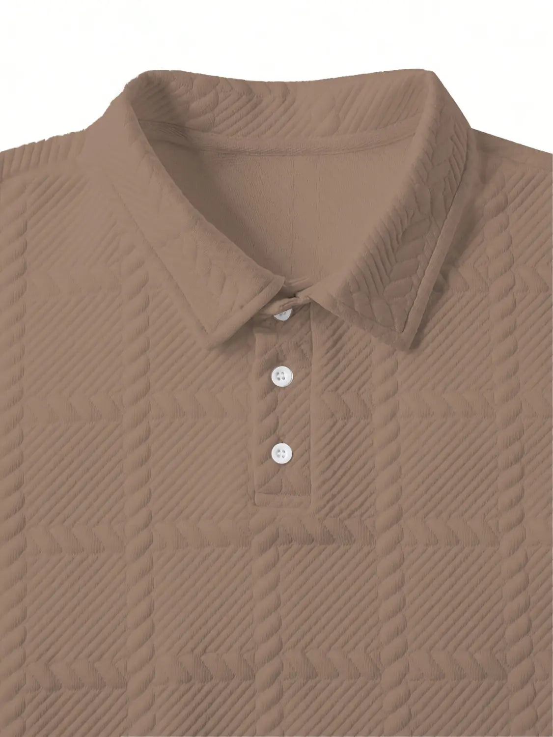 Camisa tipo polo de manga larga color camel con textura tejida, con un cuello clásico y botones blancos.