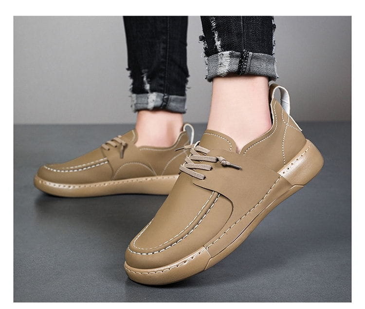 Chaussures en cuir style rétro britannique, élégance décontractée pour homme, featuring des mocassins à lacets en cuir marron, couture blanche et talon rembourré.