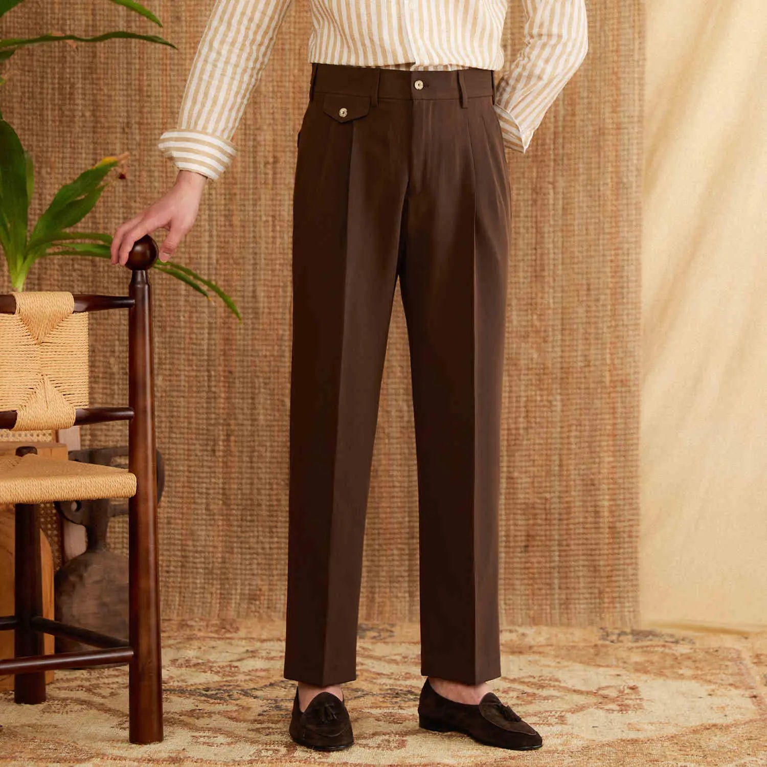 Maßgeschneiderte gerade Beinschlag-Hosen für Herren in Braun mit Knopfverschluss am Bund und taillierter Passform.