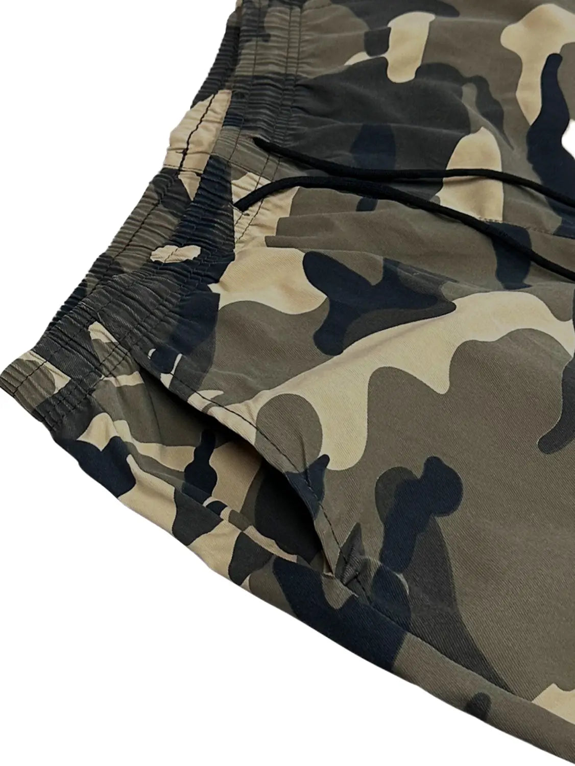 Short cargo camouflage pour homme, coupe ample, poches multiples et taille à cordon de serrage.