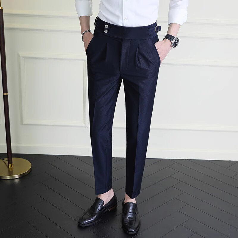 Dunkelblaue, maßgeschneiderte Herren-Sommerhose mit geradem Schnitt für den Business-Bereich, mit hoher Taille und gefalteten Vorder- und Gesäßtaschen.