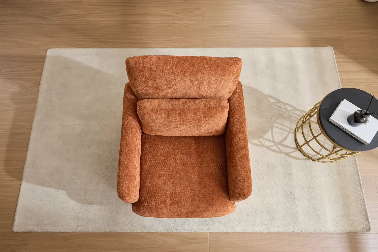 Ein moderner Bouclé-Akzent-Sessel mit verbrannt-orangefarbenem Samt, mit plüschigen Kissen und abgerundeten Armlehnen.