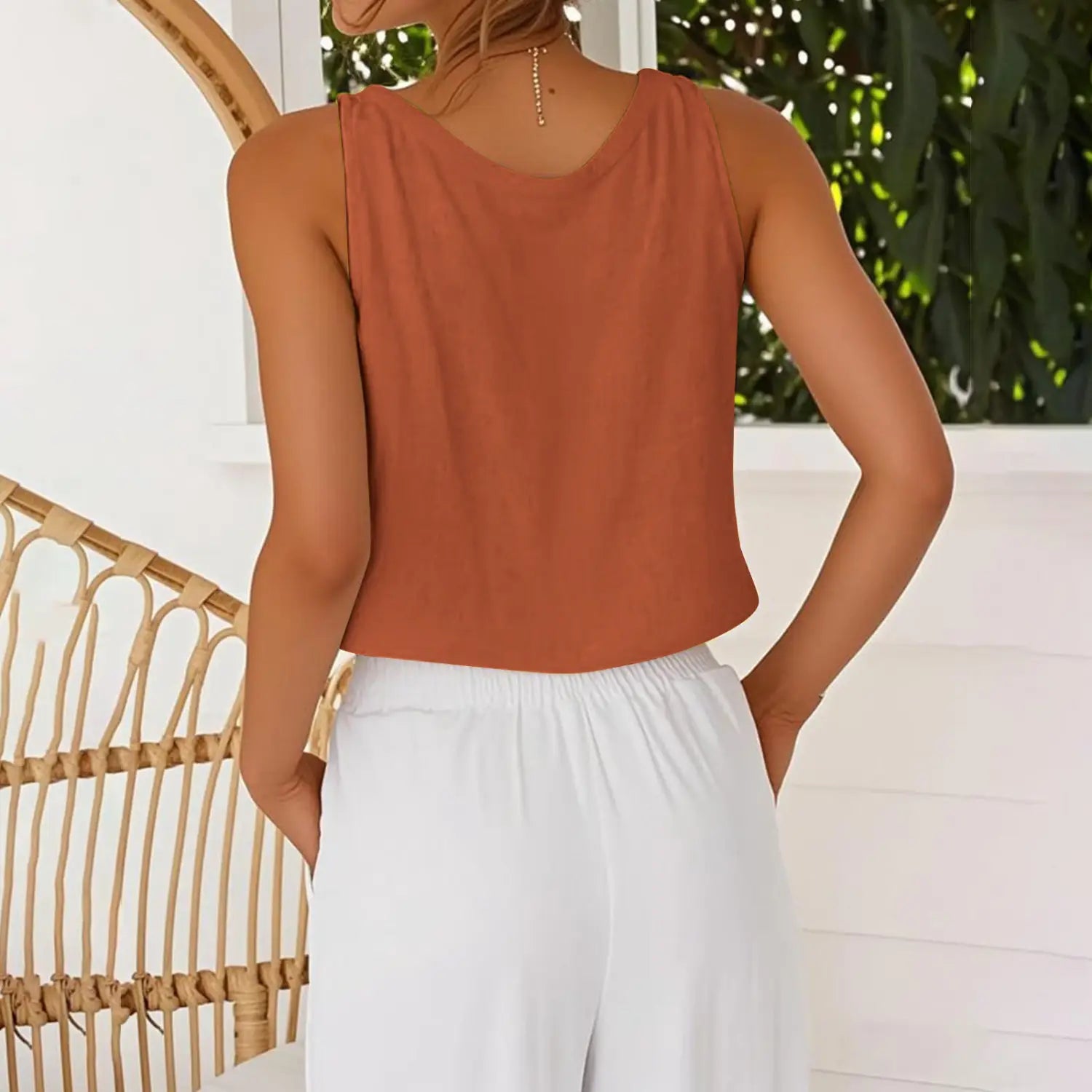 Ein sanftes rostfarbenes Baumwoll-Leinen-Camisole-Top ohne Ärmel mit lockerer Passform und rundem Ausschnitt.