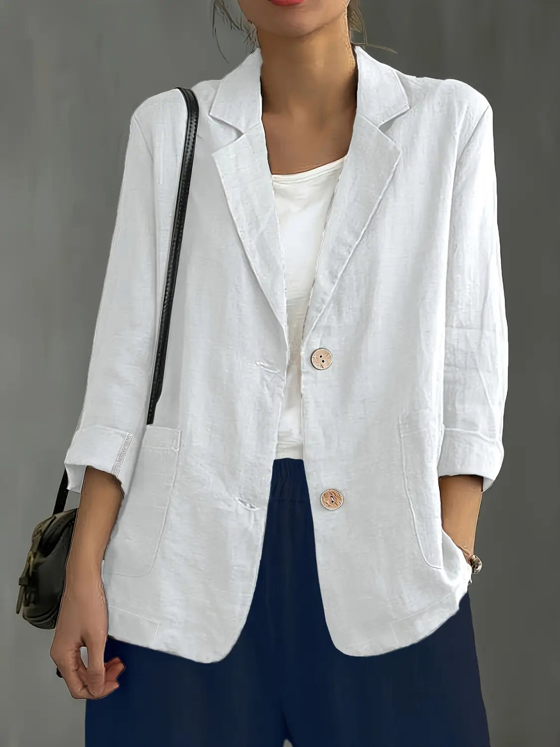 Blazer de lino blanco con mangas remangadas y botones de madera, diseñado para chaqueta de trabajo casual para mujer.