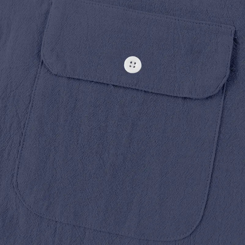 Herren-Leinenhemd im lässigen Stil mit kurzem Ärmel, mit einer marineblauen strukturierten Baumwolltasche und einem weißen Vierlochknopf.