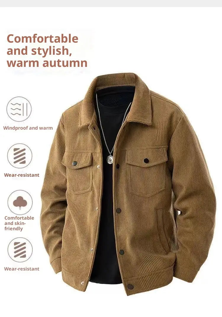 Eine Herren-Arbeitsjacke aus Cordstoff in Hellbraun mit klassischem Kragen und Knopfverschlüssen, ausgelegt für lockere, lässige Kleidung.