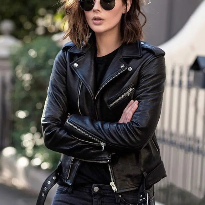 Eine schwarze Ledermotorradjacke mit silbernen Reißverschlüssen und Druckknöpfen im Stil einer bordeauxroten Ledermotorradjacke.